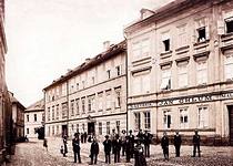 Českobratrské náměstí. Vlevo byla ( je ? ) hudební škola