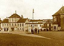Vedle kostela sv.Jana Nepomuckého dnes stojí panelák "Jizerka". Vlevo je Berní úřad.