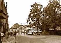 Kol. r 1960, vlevo "Elektra", uprostřed morový sloup, vzadu původní domy.