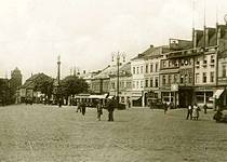 Náměstí od severu, vpravo Grand hotel Věnec