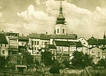 Pohled na Staré město od jihu, dole stoupá ul. Pražské, dominuje Staroměstské radnice