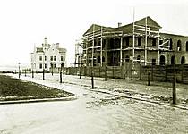 Výstavba sokolovny v Palackého ulici v r. cca 1904, v pozadí bývalá vojenské správa, dnes snad zdravotní pojišťovna Škoda. Při ulici vysázené lípy.