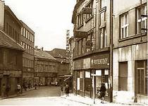 Vpravo budova Geodézie, potraviny a restaurace u Kryštofů - Praha. Vlevo uprostřed Obuv - Baťa, pak mléčná jídelna. 