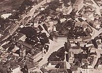 Dole kostel sv.Jana Nepomuckého, Nové město, uprostřed Komenského náměstí, vpravo nahoře Palackého ulice