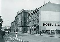 Nároží s hotelem Bičík na křižovatce tř. Rudé armády a Engelsovy ulice.