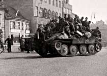 Ustupující 20. SS Estonská divize odjíždí z Mladé Boleslavi