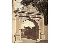Starobylá brána hřbitovní z .r.1588, snímek z r.1919