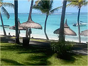 Mauricius, Ambre Resort & Spa - Výhled na moře z trávníku před pokojem