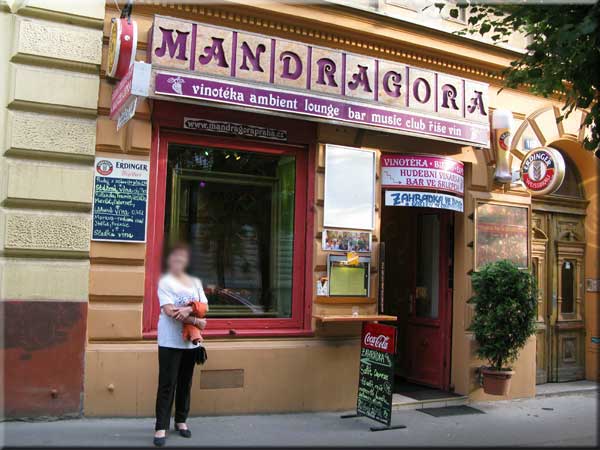 Před klubem Mandragora Praha