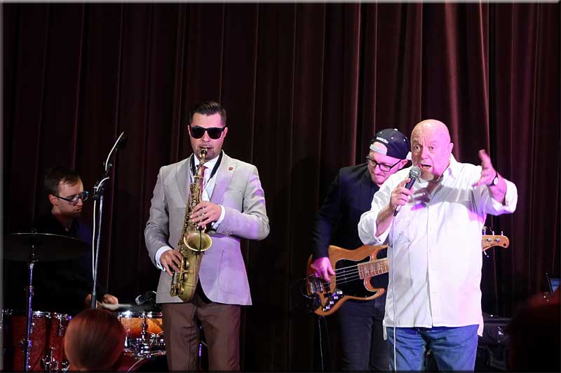 Od leva : bubeník Michal Fedor, alt saxofon Radovan Tariška, Michal Šimko bass guitar, Peter Lipa zpěv. Peter Lipa jr. klávesy - je skryt.