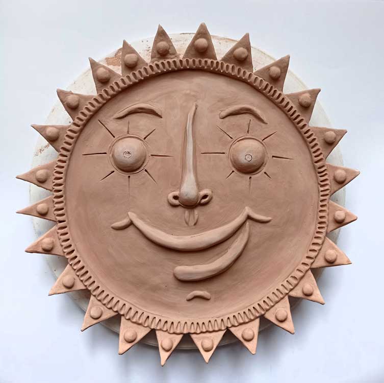 Vymodelovaná keramika Slunce