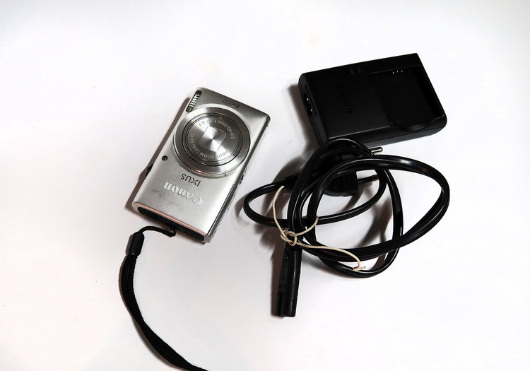 Canon Ixus 132 stříbrný včetně příslušenství