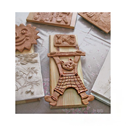 Kocour Luboš. Přežahnutý kachel před glazováním