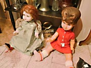 Parádní panenky sedící