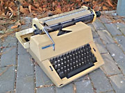 Mechanický psací stroj Robotron béžový východoněmecký