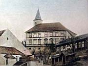 Libocká ulice - Hostinec U Kučerů, v pozadí škola, vpravo pavilon z r. 1895. 