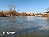 Zamrzlá hladina rybníka Terezka